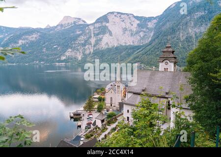 Österreich, Hallstatt UNESCO historisches Dorf. Malerische Postkartenansicht des berühmten Bergdorfes in österreichischen Alpen im Salzkammergut bei schönem Licht im Sommer. Blick über die Dächer des Sees Stockfoto