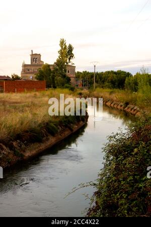 Blick auf den Canal de Pisuerga entworfen, um die zu bewässern Ackerland in Lantadila Palencia Spanien Stockfoto