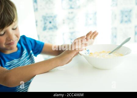 Müsli mit Milch auf einem weißen Teller zum Frühstück, Platz für Text, isolieren Stockfoto