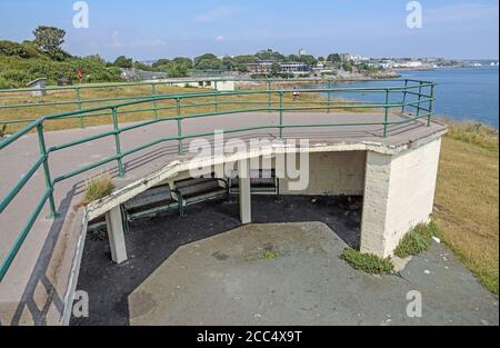 Ein überdachter Sitzbereich, der früher als Verteidigungsanlage mit Blick auf Firestone Bay und Plymouth Sound in Devon diente. Wahrscheinlich wieder Schutz für die Obdachlosen bieten A Stockfoto