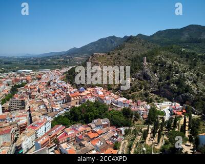Moixent spanische Stadtlandschaft Blick von oben, malerische Aussicht auf Berge und Wohngebäude Drohne Sicht, sonnigen Sommertag. Comarca von C Stockfoto
