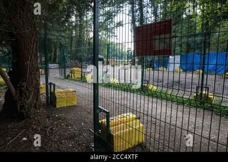 Denham, Großbritannien. August 2020. Zäune sind um einen öffentlichen Fußweg und ein Gelände angeordnet, das von HS2-Arbeitern genutzt wird, um die Entfernung von Bäumen und Vegetation aus dem Denham Country Park für Arbeiten zu erleichtern, die an die HS2-Hochgeschwindigkeitsbahnverbindung angeschlossen sind. Umweltaktivisten von HS2 Rebellion, die in einem Wildschutzcamp neben dem Gelände arbeiten, versuchen, die Arbeiten für das £106bn-Projekt zu verzögern oder zu verhindern. Kredit: Mark Kerrison/Alamy Live Nachrichten Stockfoto