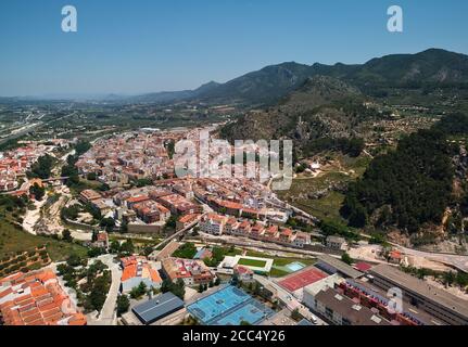 Moixent spanische Stadtlandschaft Blick von oben, malerische Aussicht auf Berge und Wohngebäude Drohne Sicht, sonnigen Sommertag. Comarca von C Stockfoto