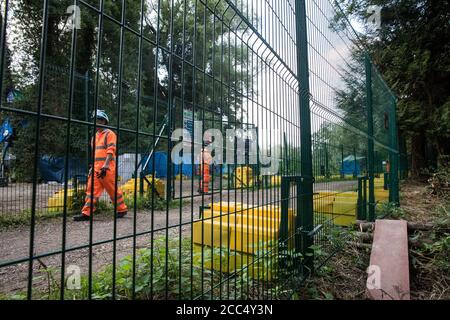 Denham, Großbritannien. August 2020. Zäune sind um einen öffentlichen Fußweg und ein Gelände angeordnet, das von HS2-Arbeitern genutzt wird, um die Entfernung von Bäumen und Vegetation aus dem Denham Country Park für Arbeiten zu erleichtern, die an die HS2-Hochgeschwindigkeitsbahnverbindung angeschlossen sind. Umweltaktivisten von HS2 Rebellion, die in einem Wildschutzcamp neben dem Gelände arbeiten, versuchen, die Arbeiten für das £106bn-Projekt zu verzögern oder zu verhindern. Kredit: Mark Kerrison/Alamy Live Nachrichten Stockfoto