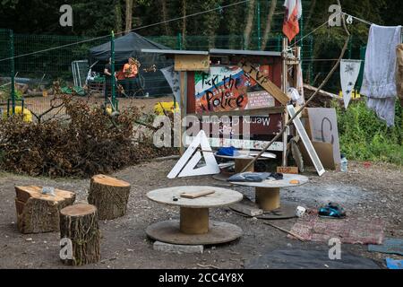 Denham, Großbritannien. August 2020. Im Denham Protection Camp ist ein Sitzbereich neben einem Gelände abgebildet, das von HS2-Arbeitern genutzt wird, um Bäume und Vegetation für Arbeiten zu entfernen, die an die Hochgeschwindigkeits-Eisenbahnverbindung HS2 angeschlossen sind. Umweltaktivisten des HS2 Rebellion protestieren gegen die Arbeit im Colne Valley, das an die Hochgeschwindigkeitsstrecke angeschlossen ist. Kredit: Mark Kerrison/Alamy Live Nachrichten Stockfoto