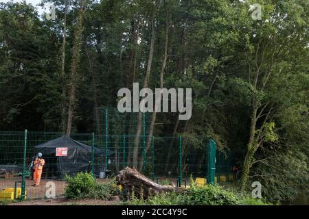 Denham, Großbritannien. August 2020. Fechten ist abgebildet, nachdem HS2-Arbeiter von einem Gelände, in dem sie Bäume und Vegetation entfernen, vorangebracht wurden, um einen Fußweg entlang des Flusses Colne zu schließen, der von Umweltaktivisten des HS2 Rebellion für den Zugang zum Denham Protection Camp genutzt wird. Die Aktivisten protestieren gegen die Arbeit im Colne Valley, das an die Hochgeschwindigkeitsstrecke HS2 angeschlossen ist. Kredit: Mark Kerrison/Alamy Live Nachrichten Stockfoto