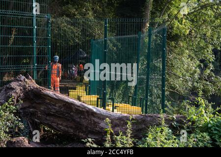 Denham, Großbritannien. August 2020. Fechten ist abgebildet, nachdem HS2-Arbeiter von einem Gelände, in dem sie Bäume und Vegetation entfernen, vorangebracht wurden, um einen Fußweg entlang des Flusses Colne zu schließen, der von Umweltaktivisten des HS2 Rebellion für den Zugang zum Denham Protection Camp genutzt wird. Die Aktivisten protestieren gegen die Arbeit im Colne Valley, das an die Hochgeschwindigkeitsstrecke HS2 angeschlossen ist. Kredit: Mark Kerrison/Alamy Live Nachrichten Stockfoto