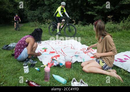 Denham, Großbritannien. August 2020. Umweltaktivisten von HS2 Rebellion führen in der Nähe des Denham Protection Camps im Colne Valley Gemeindeaktivitäten durch. Aktivisten, die an einer Reihe solcher Camps entlang der Strecke der HS2-Hochgeschwindigkeitsstrecke arbeiten, protestieren weiterhin vor allem aus ökologischen und wirtschaftlichen Gründen gegen das 106 Mrd. £-Projekt. Kredit: Mark Kerrison/Alamy Live Nachrichten Stockfoto