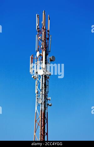 5G-Zellenturm vor blauem Himmel, Deutschland Stockfoto