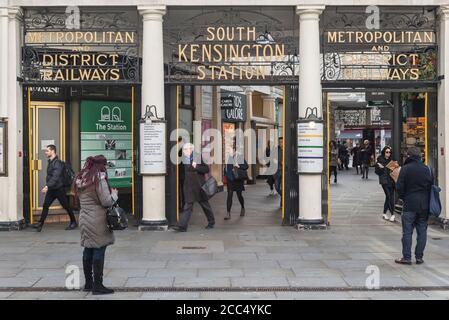 Eingang zur U-Bahn-Station South Kensington, West London, Großbritannien Stockfoto