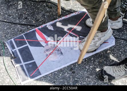 19. August 2020, Gaza-Stadt, Gaza-Stadt, Palästina: Ein palästinensischer Demonstranten verbrennt ein Bild, das US-Präsident Donald Trump während eines Protestes gegen den Deal der Vereinigten Arabischen Emirate mit Israel zur Normalisierung der Beziehungen in Gaza-Stadt am 19. August 2020 darstellt. (Bild: © Mahmoud Issa/Quds Net News via ZUMA Wire) Stockfoto