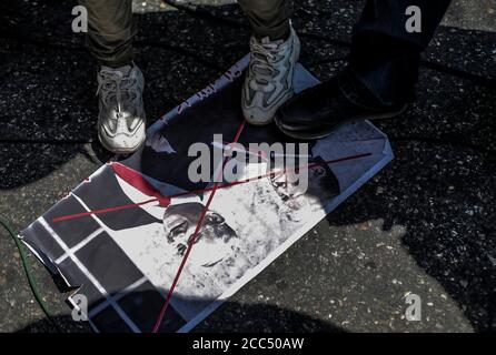 19. August 2020, Gaza-Stadt, Gaza-Stadt, Palästina: Ein palästinensischer Demonstranten verbrennt ein Bild, das US-Präsident Donald Trump während eines Protestes gegen den Deal der Vereinigten Arabischen Emirate mit Israel zur Normalisierung der Beziehungen in Gaza-Stadt am 19. August 2020 darstellt. (Bild: © Mahmoud Issa/Quds Net News via ZUMA Wire) Stockfoto