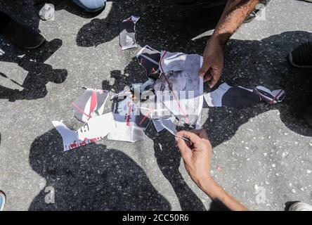 Gaza-Stadt, Der Gazastreifen, Palästina. August 2020. Ein palästinensischer Demonstranten brennt ein Bild, das US-Präsident Donald Trump während eines Protestes gegen den Deal der Vereinigten Arabischen Emirate mit Israel zur Normalisierung der Beziehungen in Gaza City am 19. August 2020 darstellt. Kredit: Mahmoud Issa/Quds Net Nachrichten/ZUMA Wire/Alamy Live Nachrichten Stockfoto