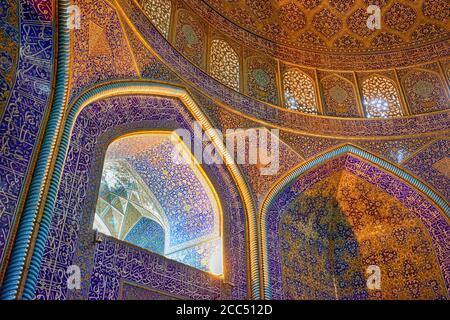 Interieur, Polychrome Kacheln, Sheikh Lotfallah Moschee, Maydam-e Iman Square, Esfahan, Iran Stockfoto