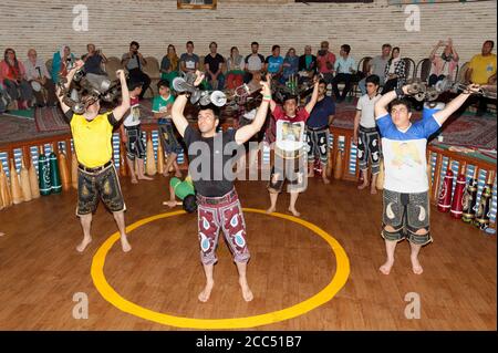 Koshti, traditioneller ritueller Trainingskurs für Krieger im Yazd Zourkhaneh, bekannt als Gymnasium oder Krafthaus; Yazd, Iran Stockfoto