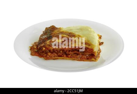 Portion leckere Lasagne. Eine isolierte traditionelle Lasagne mit Hackfleisch-Bolognaise-Sauce. Leckere traditionelle italienische Lasagne mit sp Stockfoto