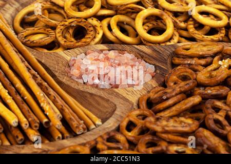 Drei leckere Biersnacks. Auf einem schönen Holzteller. Studioaufnahme. Stockfoto