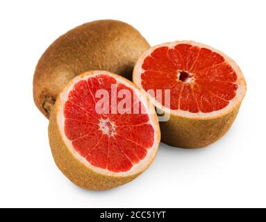 GVO-Lebensmittel. In Scheiben geschnitten gentechnisch veränderte Kiwis mit Grapefruitmitte, isoliert auf Weiß. Kreative Collage Stockfoto