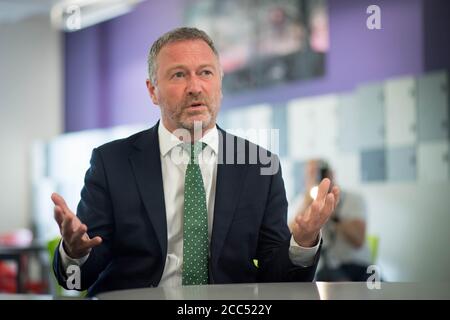 Steve Reed, Sekretär der Schattengemeinden von Labour, besuchte die Oaks Park High School in Ilford, Essex, um Schüler, Eltern und Lehrer zu treffen, um die anhaltenden Auswirkungen des FIASKOS DER A-Level-Ergebnisse auf Schüler aus benachteiligten Verhältnissen zu diskutieren. Stockfoto