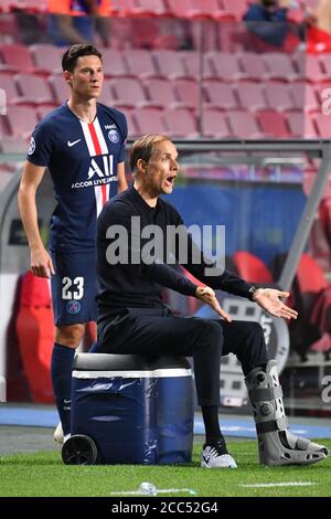 Lissabon, Lissabon, Portugal, 18. August 2020. Thomas TUCHEL, PSG Trainer sitzt mit einem verbundenen Bein auf einer coolen Box, Julian DRAXLER, PSG 23 im Halbfinalspiel UEFA Champions League, Abschlussturnier RB LEIPZIG - PARIS SG 0-3 in der Saison 2019/2020, Fotograf: © Peter Schatz / Alamy Live News / Frank Hoermann/ SVEN SIMON/ Pool - die UEFA-VORSCHRIFTEN VERBIETEN DIE VERWENDUNG VON FOTOS als BILDSEQUENZEN und/oder QUASI-VIDEO - Nationale und internationale Nachrichtenagenturen OUT redaktionelle Verwendung Stockfoto