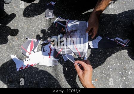 Gaza-Stadt, Der Gazastreifen, Palästina. August 2020. Ein palästinensischer Demonstranten brennt ein Bild, das US-Präsident Donald Trump während eines Protestes gegen den Deal der Vereinigten Arabischen Emirate mit Israel zur Normalisierung der Beziehungen in Gaza City am 19. August 2020 darstellt. Kredit: Mahmoud Issa/Quds Net Nachrichten/ZUMA Wire/Alamy Live Nachrichten Stockfoto