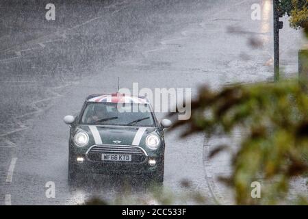 Chippenham, Wiltshire, Großbritannien. August 2020. Wie Prognostiker warnen, dass Gewitter viele Teile des Vereinigten Königreichs betreffen werden, werden die Fahrer vor heftigem Regen in Chippenham gestellt. Quelle: Lynchpics/Alamy Live News Stockfoto