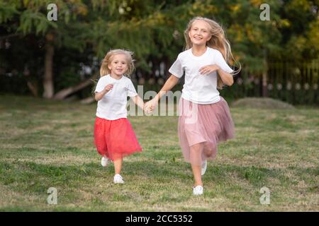 Zwei Schwestern laufen und haben Spaß Stockfoto