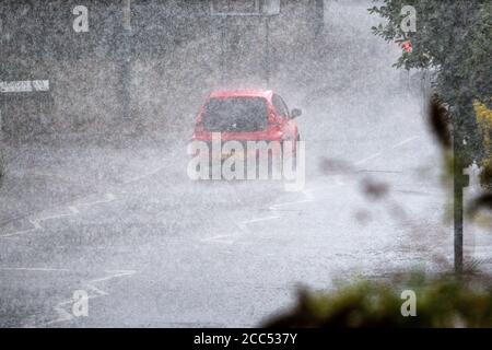 Chippenham, Wiltshire, Großbritannien. August 2020. Wie Prognostiker warnen, dass Gewitter viele Teile des Vereinigten Königreichs betreffen werden, werden die Fahrer vor heftigem Regen in Chippenham gestellt. Quelle: Lynchpics/Alamy Live News Stockfoto