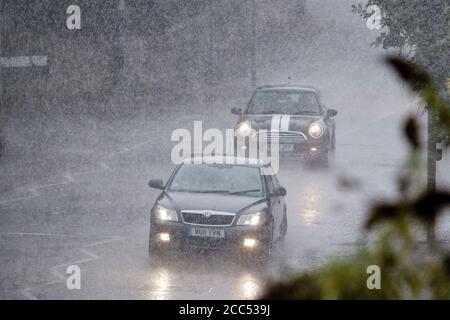 Chippenham, Wiltshire, Großbritannien. August 2020. Wie Prognostiker warnen, dass Gewitter viele Teile des Vereinigten Königreichs betreffen werden, werden die Fahrer vor heftigem Regen in Chippenham gestellt. Quelle: Lynchpics/Alamy Live News Stockfoto