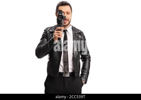 Mann in einem Lederjacker Aufnahme mit einer Vintage-Kamera Recorder auf weißem Hintergrund isoliert Stockfoto