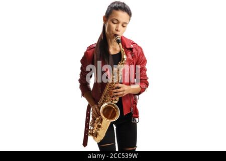 Porträt einer Saxophonistin in einer roten Lederjacke Wiedergabe eines Sax isoliert auf weißem Hintergrund Stockfoto