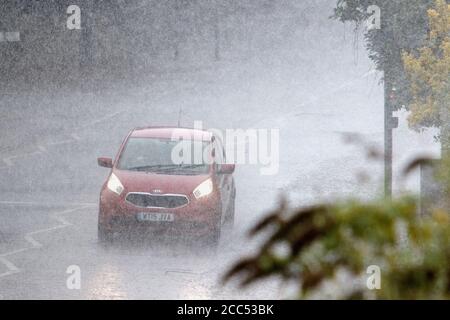 Chippenham, Wiltshire, Großbritannien. August 2020. Wie Prognostiker warnen, dass Gewitter viele Teile des Vereinigten Königreichs betreffen werden, werden die Fahrer vor heftigem Regen in Chippenham gestellt. Quelle: Lynchpics/Alamy Live News Stockfoto