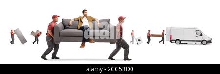 Movers tragen eine Couch mit einem Mann und anderen Arbeitern Laden von Haushaltsgegenständen in einem Transporter isoliert auf weißem Hintergrund Stockfoto