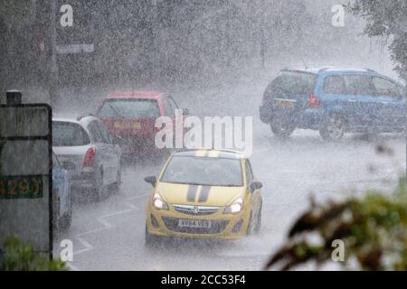 Chippenham, Wiltshire, Großbritannien. August 2020. Wie Prognostiker warnen, dass Gewitter viele Teile des Vereinigten Königreichs betreffen werden, werden die Fahrer vor heftigem Regen in Chippenham gestellt. Quelle: Lynchpics/Alamy Live News Stockfoto