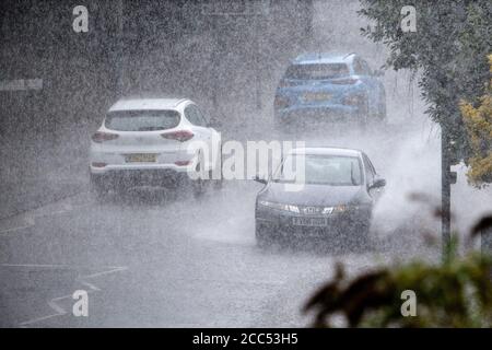 Chippenham, Wiltshire, Großbritannien. August 2020. Wie Prognostiker warnen, dass Gewitter viele Teile des Vereinigten Königreichs betreffen werden, werden die Fahrer vor heftigem Regen in Chippenham gestellt. Quelle: Lynchpics/Alamy Live News Stockfoto