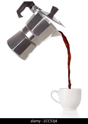 Kaffee aus einem fliegenden Moka in eine Tasse isoliert gegossen Auf Weiß Stockfoto