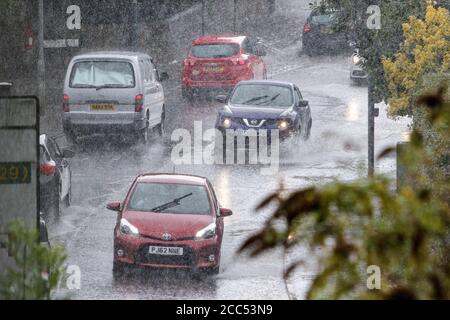 Chippenham, Wiltshire, Großbritannien. August 2020. Wie Prognostiker warnen, dass Gewitter viele Teile des Vereinigten Königreichs betreffen werden, werden die Fahrer vor heftigem Regen in Chippenham gestellt. Quelle: Lynchpics/Alamy Live News Stockfoto