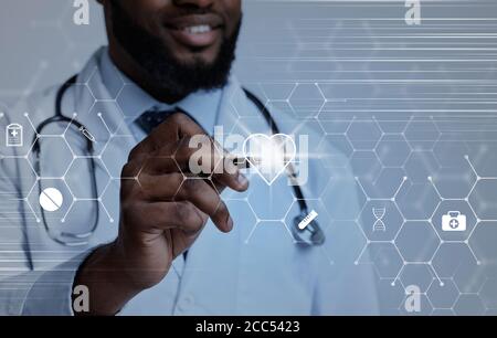 Afroamerikanischer Therapeut zeichnet Herz-Symbol auf unsichtbarem Touchscreen, Collage mit leerem Raum Stockfoto