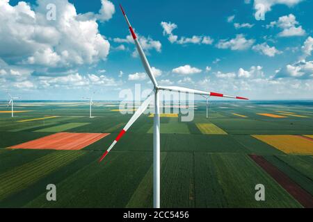 Luftaufnahme von Windkraftanlagen auf modernem Windpark von Drohne pov, Weitwinkel von innovativer nachhaltiger Ressourcentechnologie Stockfoto