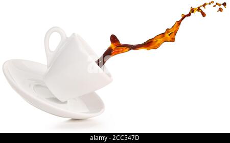 Kaffee spritzt aus einer gekippten Tasse isoliert auf weiß Stockfoto