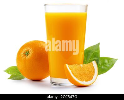 Orangensaft und Orangen isoliert auf weißem Hintergrund Stockfoto