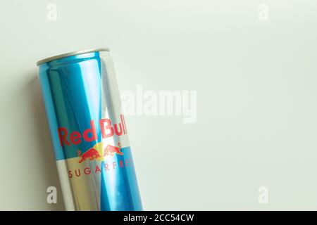 Moskau, Russland - 1. August 2020: Red Bull Energy Drink Dose mit Logo auf weißem Hintergrund, illustrative Editorial Stockfoto