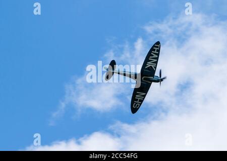 Chippenham, Wiltshire, Großbritannien. August 2020. Die Flugzeugrestaurierungsfirma NHS Spitfire PL983 ‘L’ ist abgebildet, als sie über dem Chippenham-Gemeindekrankenhaus in Chippenham, Wiltshire, fliegt. Das Flugzeug bereist das Land und fliegt über Krankenhäuser, um die Arbeit des NHS während der COVID 19 Pandemie zu begrüßen. Mitglieder der Öffentlichkeit können Geld spenden und einen lokalen Helden nominieren und ihren Namen Hand auf das Flugzeug gemalt, die Gruppe hoffen, dass 80,000 Namen auf dem Flugzeug gemalt. Quelle: Lynchpics/Alamy Live News Stockfoto