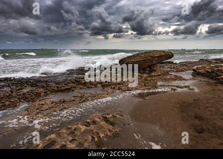 Felsige Küste bei bewölktem Wetter Stockfoto