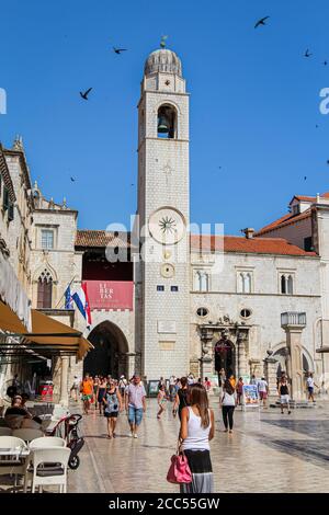 Dubrovnik, Kroatien - 15. Juli 2018: Der Zvonik Uhrenturm an der Säule von Orlando und die Kirche von Saint Blaise, Dubrovnik, Kroatien Stockfoto