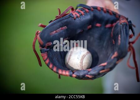 Hamburg, Deutschland. August 2020. Es gibt einen Baseball in einem Fäustling. Quelle: Jens Büttner/dpa-Zentralbild/ZB/dpa/Alamy Live News Stockfoto