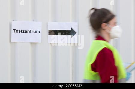 Bielefeld, Deutschland. August 2020. "Test Center" ist auf einem Schild an einer Zufahrtsstraße zu einem Drive-in für einen Massentest für Schüler und Lehrer von mehreren Schulen in der Stadt geschrieben. In letzter Zeit sind die Coronainfektionsraten wieder gestiegen. Kredit: Friso Gentsch/dpa/Alamy Live Nachrichten Stockfoto