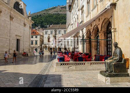 Dubrovnik, Kroatien - 15. Juli 2018: Ein Blick entlang UL. PRED Dvorom im Rektorenpalast, der UNESCO-Weltkulturerbe Stadt Dubrovnik, Kroatien Stockfoto