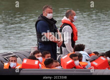 Eine Gruppe von Menschen, die als Migranten gedacht werden, werden nach Dover, Kent, gebracht, nachdem einige kleine Bootsvorfälle im Kanal heute vorgekommen sind. Stockfoto