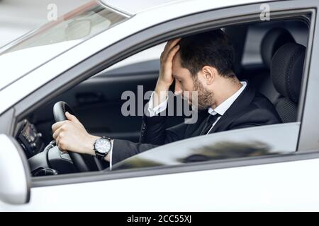 Gestresster Geschäftsmann stecken im Verkehr, spät zum Flughafen Stockfoto